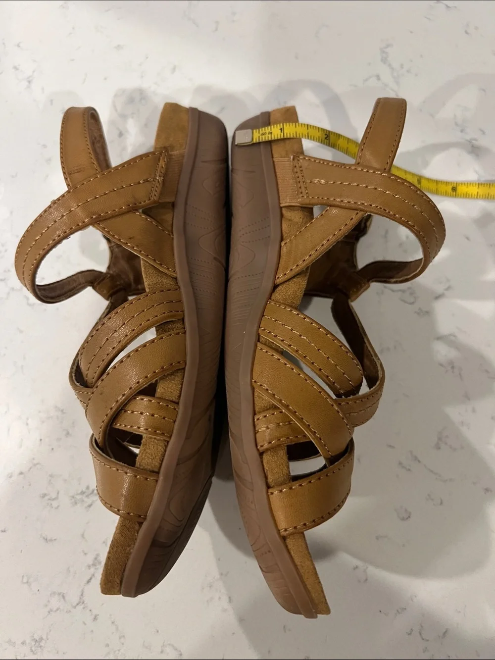 Baretraps strappy sandals with a comfortable cross-woven strap design size 8.5